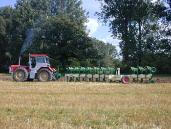 Schl&uuml;tertraktoren mit Gassnerpfl&uuml;ge auf Gut Rohrenfeld 2004